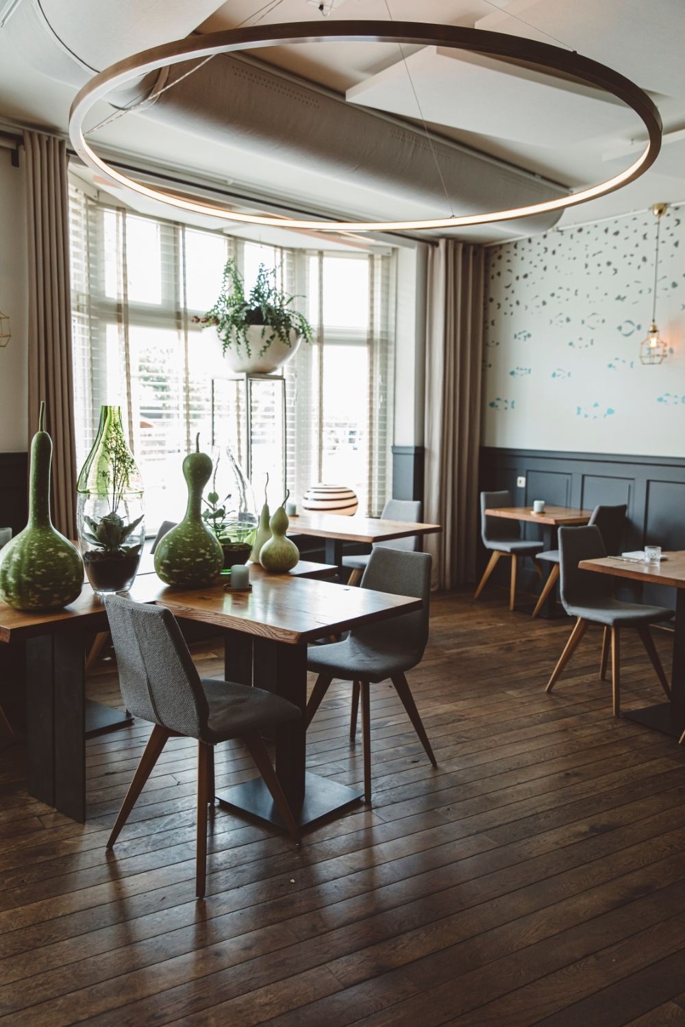 Restaurantinterieur Met Houten Vloer En Ronde Lichtarmatuur Restaurantinterieur Met Houten Vloer En Ronde Lichtarmatuur
