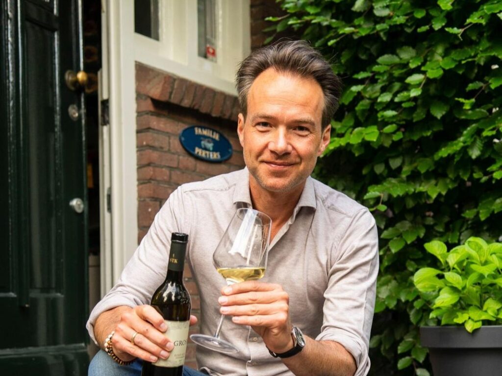 Rode Rondvaartboot 'Dordrecht' Met Passagiers Op Een Gracht Langs Historische Gevelpanden Antoin