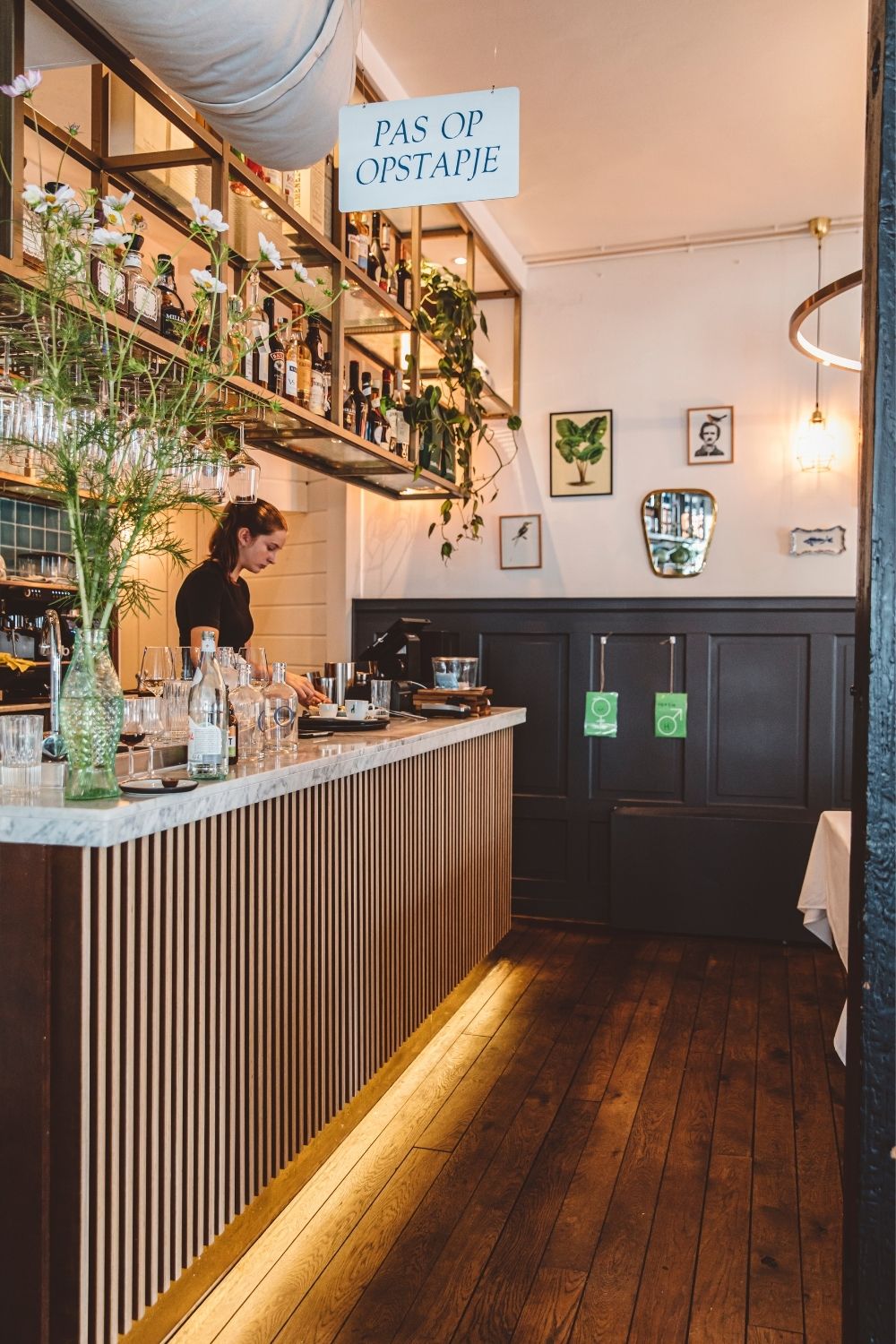 Bargedeelte Van Een Restaurant Met Houten Lamellen Marmeren Blad Flessen Op Planken En Hangplanten