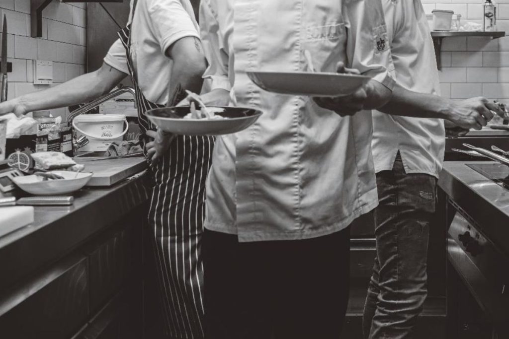 Foto Van Diverse Mensen In Een Keuken
