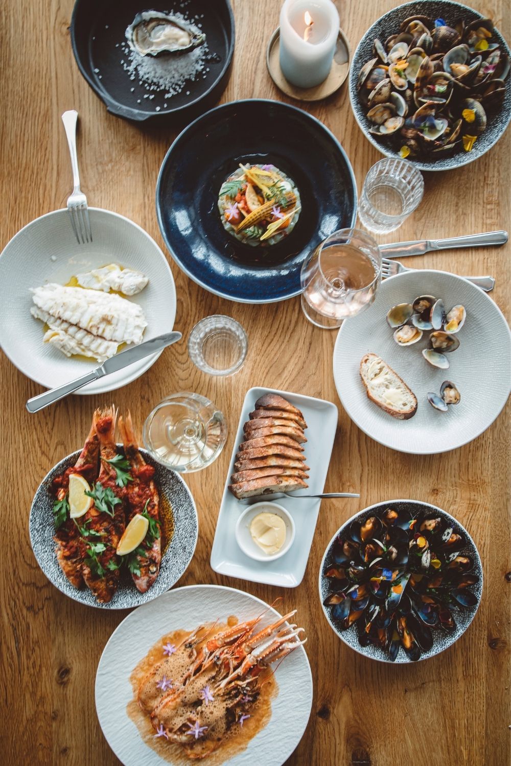 Gedekte Tafel Van Bovenaf Met Diverse Zeevruchtengerechten Oester En Wijnglazen Op Een Houten Tafel