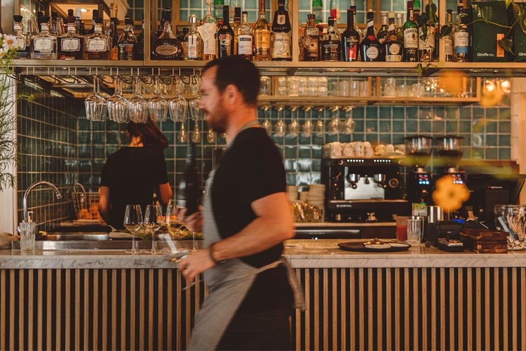 Medewerker Bediening Die Bij Een Bar Loopt
