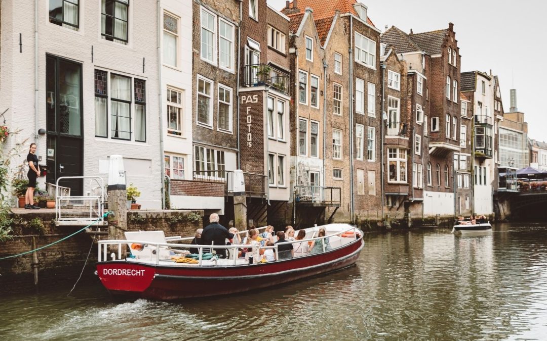 Rode Rondvaartboot 'Dordrecht' Met Passagiers Op Een Gracht Langs Historische Gevelpanden