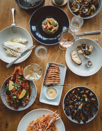 Tafel Vol Zeevruchtengerechten Van Bovenaf Langoustines Mosselen Vongole Gegrilde Vis En Wijnglazen
